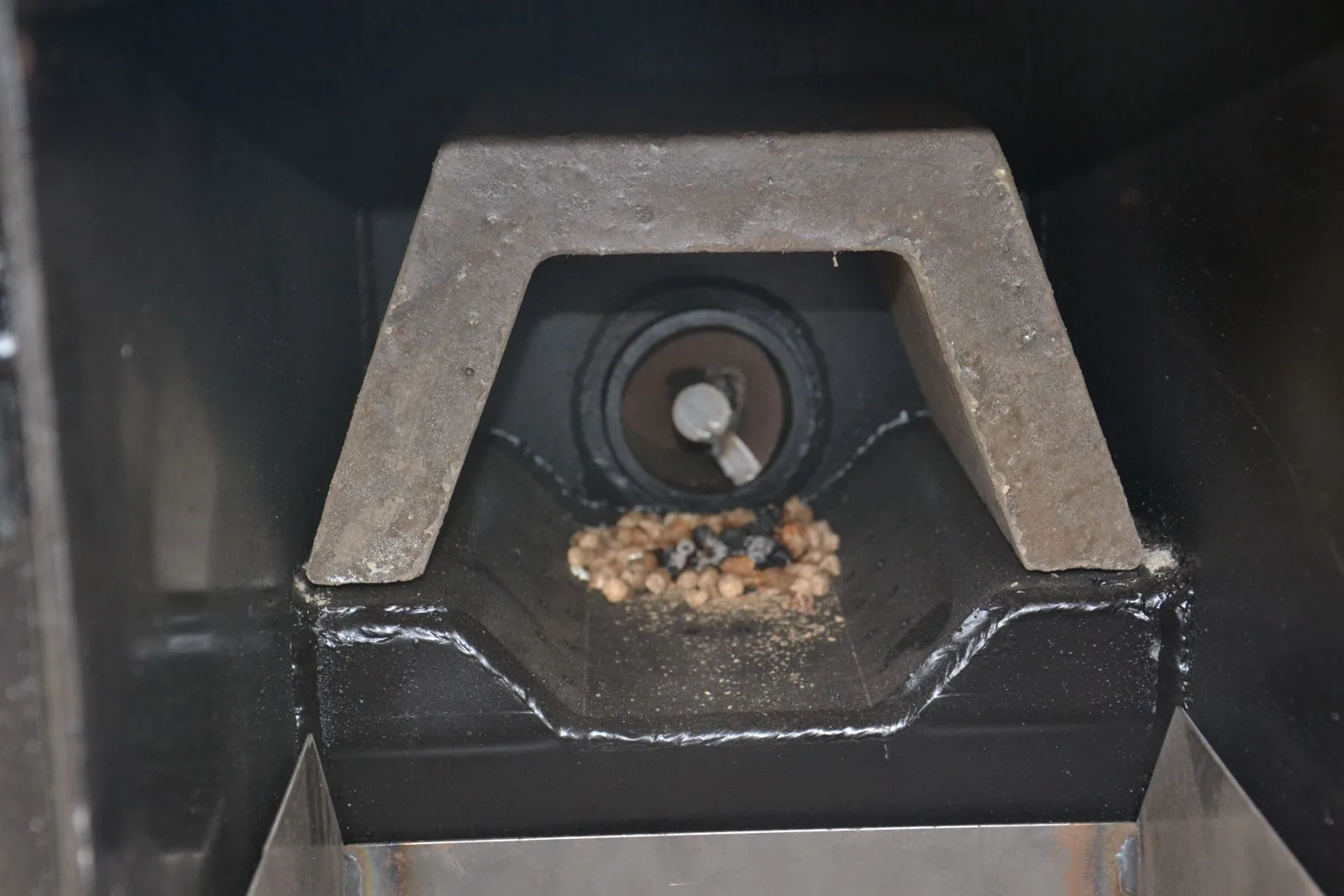 Palenisko retortowe kotła pelletowego Granpal — pellet w trakcie spalania